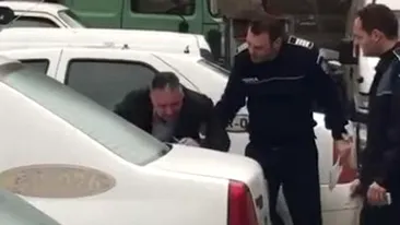 Polițist cercetat într-un dosar de șantaj, filmat când plânge în curtea IPJ Arad VIDEO