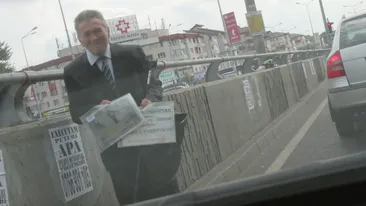 Îl mai ţineţi minte pe profesorul care îşi cheltuia banii din cerşit la păcănele? Acum şi-a făcut Facebook. Cum arată în prezent 