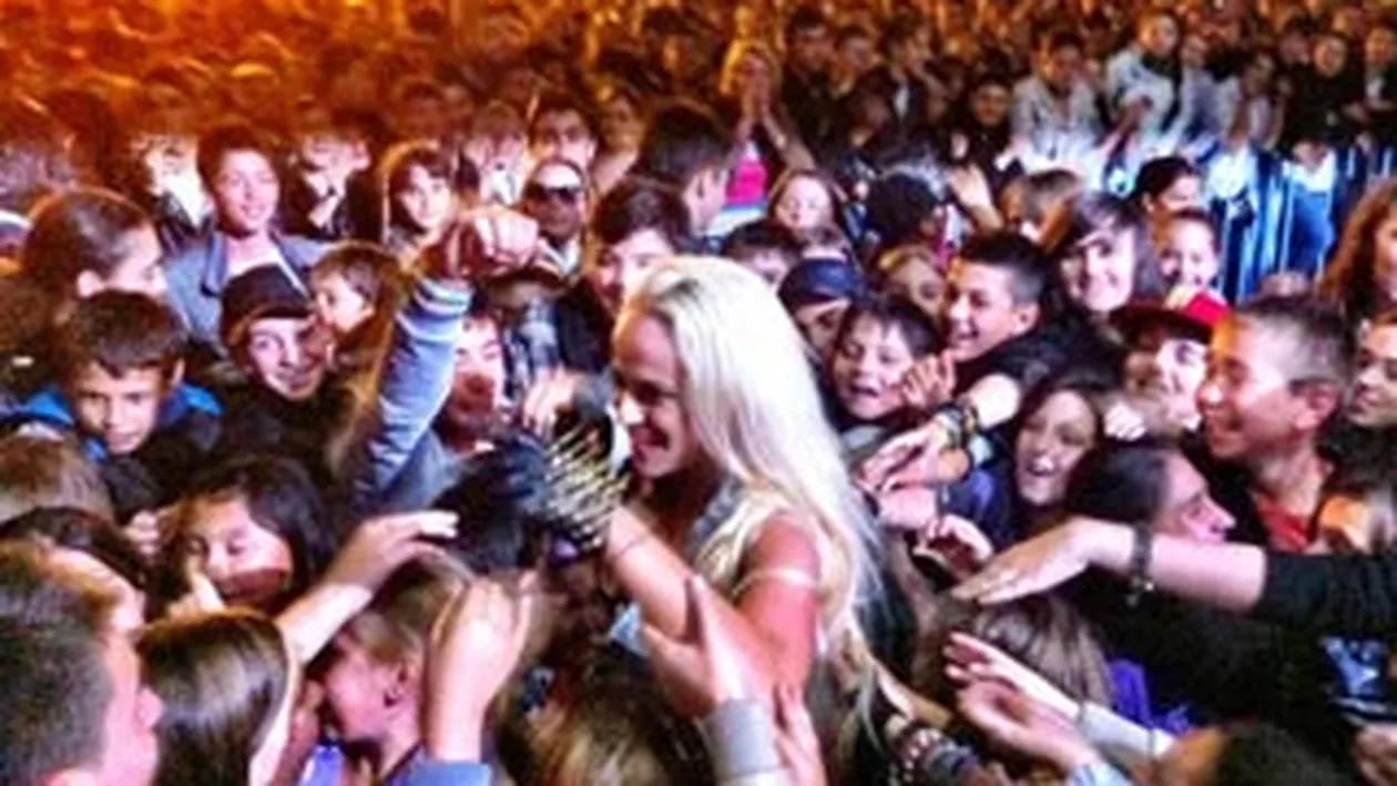 Ce nu fac vedetele pentru celebritate? Anda Adam a coborat de pe scena, direct in mijlocul fanilor ei!