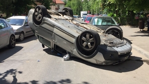 Accident spectaculos în București! Un șofer a reușit să se răstoarne cu mașina, în mijlocul străzii! Imagini incredibile