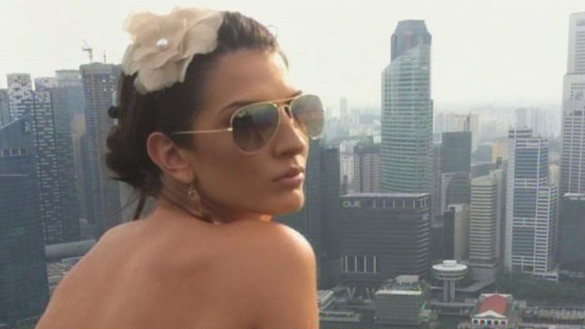 Raluca Ogica a facut baie in cea mai spectaculoasa piscina din lume! A fost in Singapore si s-a balacit la sute de metri inaltime!