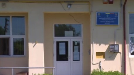 Alertă la un liceu din Prahova. Profesorii au chemat ambulanța după ce mai multe fete au inhalat spray paralizant