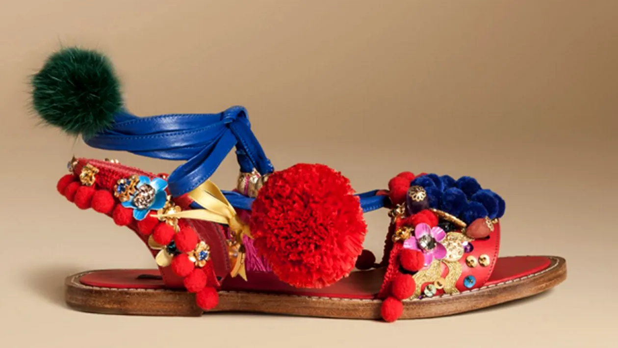 Dolce&Gabbana şi-a dat cu stângu-n dreptu’! Află ce gafă au făcut cu denumirea unei perechi de sandale!