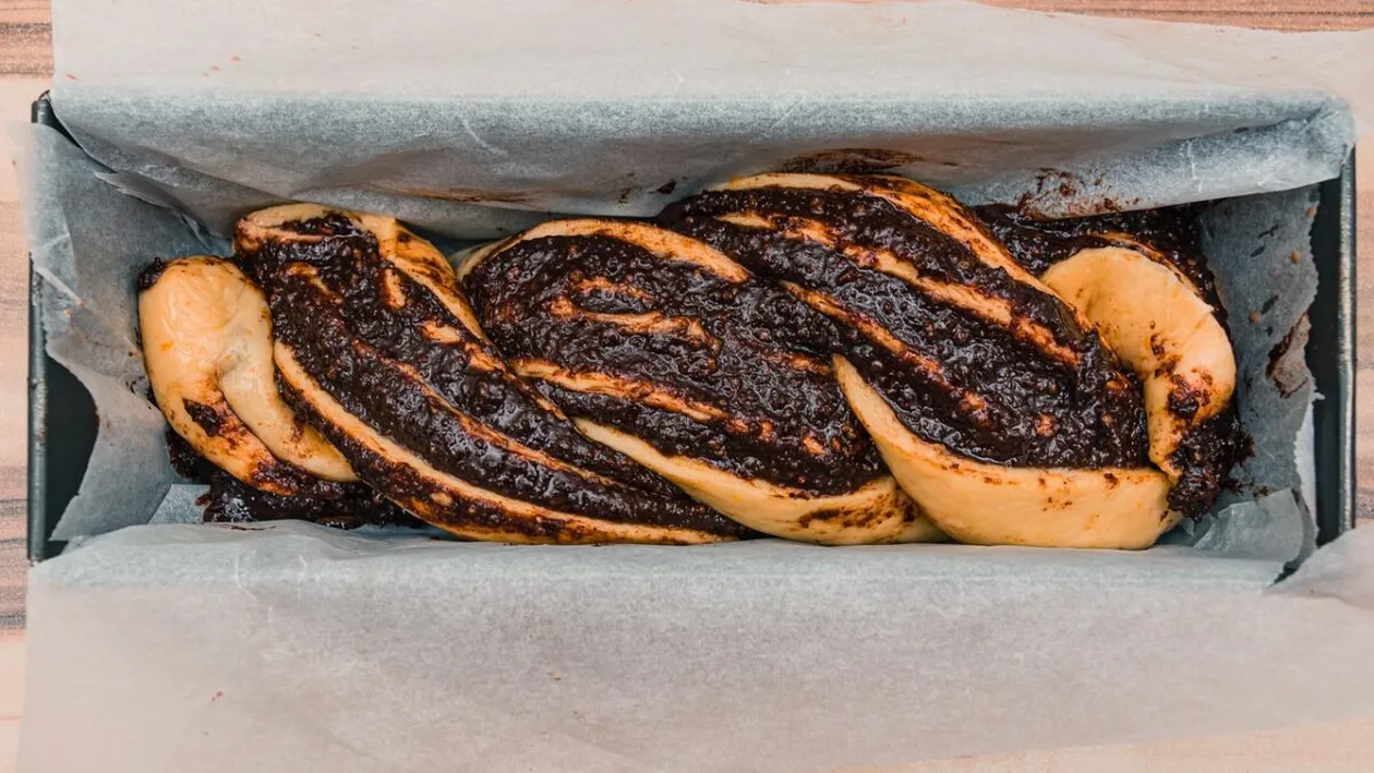 Cum coci corect cozonacii în cuptorul electric. Setarea care îi rumenește uniform