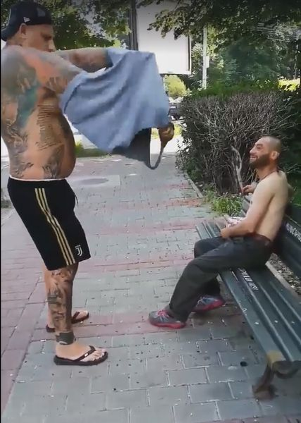 Ce s-a întâmplat cu un cerșetor care stătea pe o bancă, după ce a întâlnit un bărbat tatuat și plin de mușchi. Toți trecătorii au rămas fără cuvinte