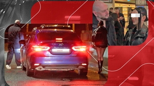 BRomania, fascinat de brunețica cu pantalonași scurți. A văzut-o, a plăcut-o, a luat-o acasă!