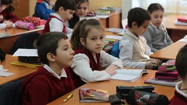 Un grup de asociatii cer eliminarea educatiei sexuale din scoli, sustinand ca face copiii homosexuali si incurajeaza diversitatea