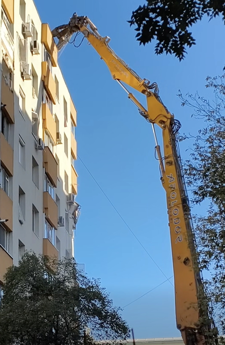 A început demolarea blocului afectat de explozia din Rahova. Primele imagini + planul autorităților