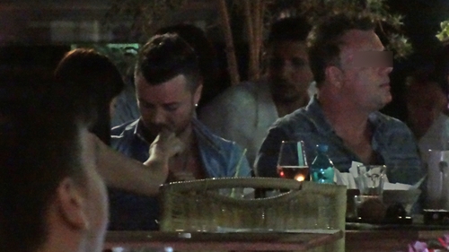 Chef de chef! Cum si-a lasat un celebru solist actuala iubita si fosta sotie pe banca de rezerve ca sa petreaca de ziua lui cu...