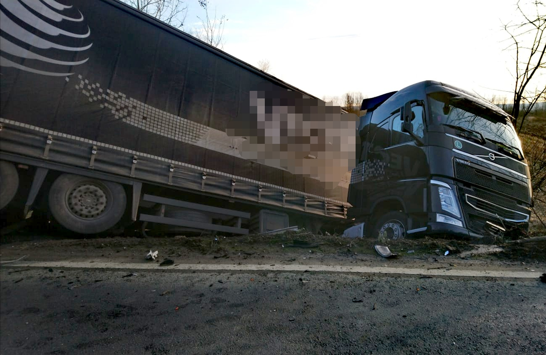 Elicopter SMURD, solicitat la un accident îngrozitor în Arad. O mașină în care se aflau părinții și un copil s-a izbit de un TIR care circula regulamentar