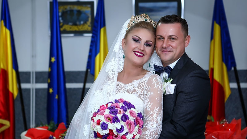 Băse şi Udrea n-au dat ”plicul”, însă… Am aflat cât au strâns mirii la ”nunta cu 7.000 de invitaţi”. Suma e halucinantă!