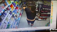 Viral pe Tik Tok. Tânăr, filmat într-un supermarket în timp ce se dă cu deodorant de femei. Ce s-a întâmplat după. VIDEO