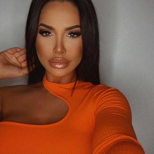 Anastasia te "îngheață" doar cu o privire!