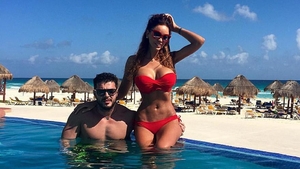 VICTOR SLAV, alături de o roşcată sexy! Pe cine îmbrăţişează iubitul BIANCĂI DRĂGUŞANU