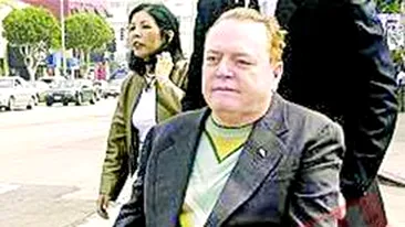 Larry Flynt cere 5 miliarde $ ajutor de la stat