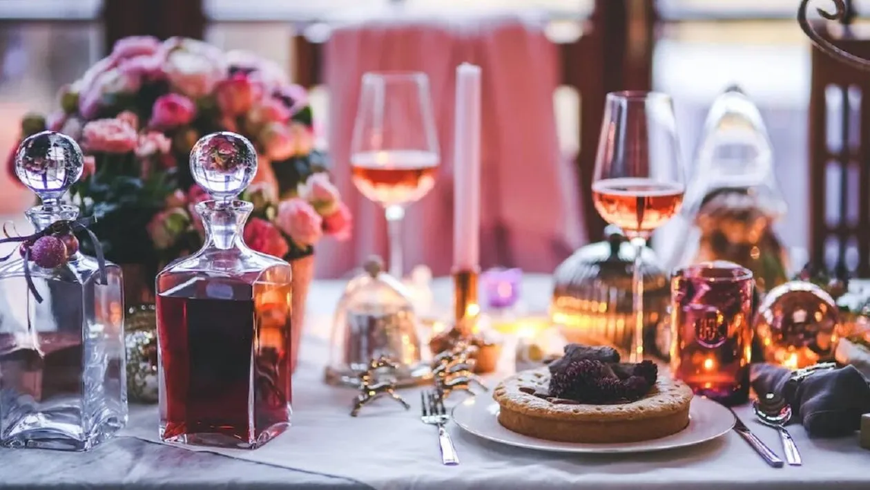 Superstiții și obiceiuri de Crăciun mai puțin cunoscute. Ce înseamnă dacă verși vin pe masă