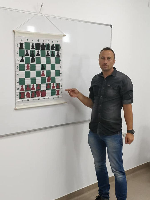 Pompierul Claudiu Roșca joacă șah de la șase ani