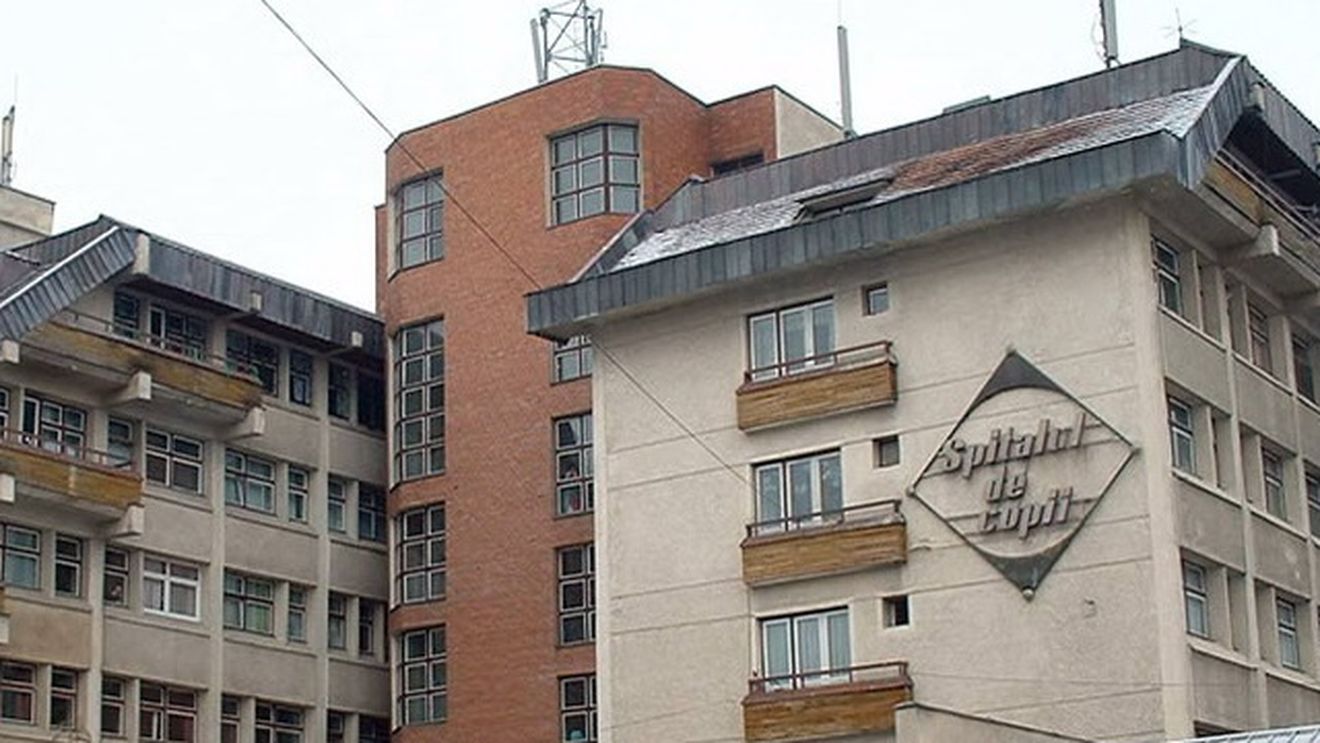 Revoltator! Automat cu dulciuri expirate de cinci ani, la Spitalul de Pediatrie Braşov