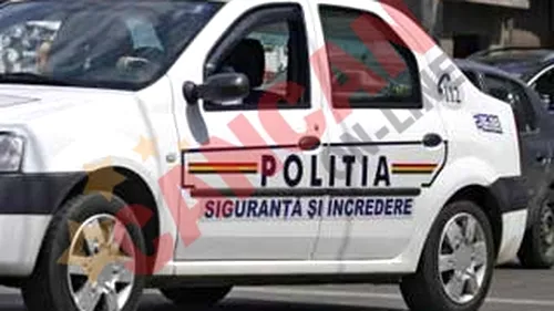 Doi politisti, anchetati dupa ce au intrat cu masina de serviciu in sant si intr-un stalp