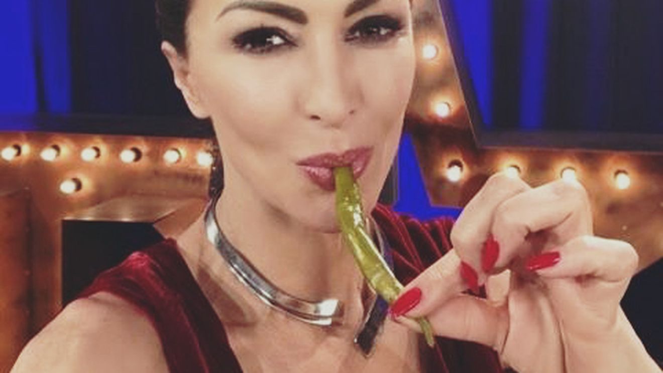 Oare aşa l-a cucerit pe FELIX? MIHAELA RĂDULESCU s-a fotografiat într-o ipostază... "picantă"!