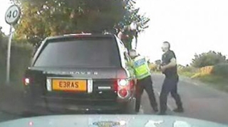 VIDEO Politistii i-au spart geamurile  pentru ca nu purta centura