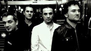 Direcția 5 a susținut un concert la nici o săptămână de la moartea lui Marius Keseri. Cum au reacționat fanii