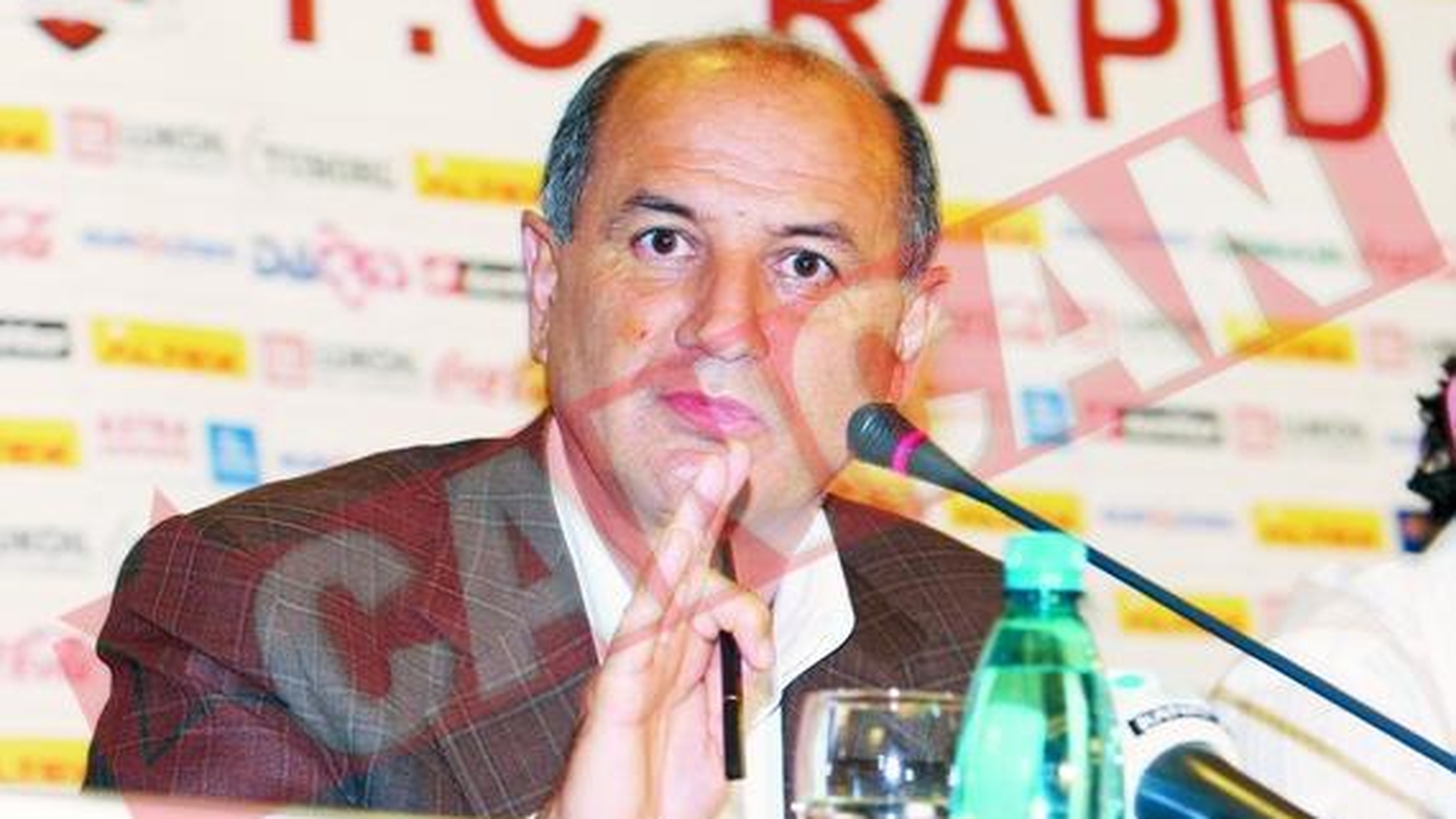 L-a premiat ca pe cersetori