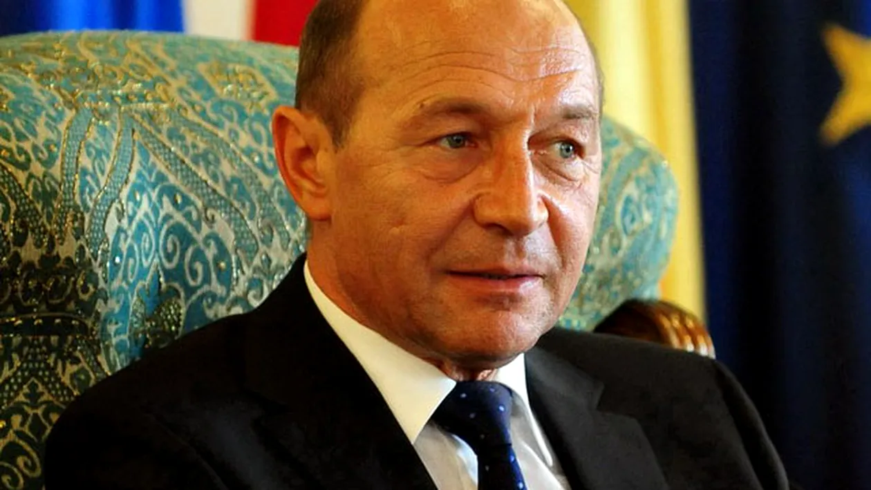 Momente adorabile in familia presedintelui! Cum a imbracat-o Traian Basescu pe nepotica sa de Craciun!