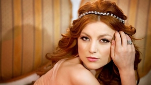 Elena Gheorghe a alergat desculta prin iarba! Vezi cum s-a relaxat langa o capita de fan si cat de fericita era in leagan