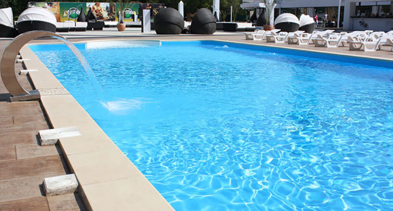 Club White este o piscină de lux foarte frecventată de bucureşteni