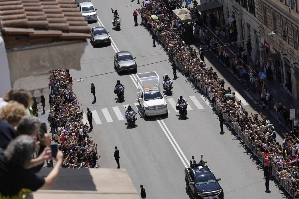 Sicriul cu trupul neînsuflețit al Papei Francisc a fost transportat cu un papamobil/ Sursa foto: Profimedia
