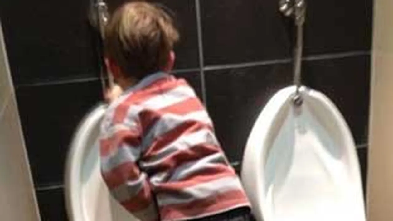 Frate, frate, dar fac pe mine! Pustii astia doi se ajuta unul pe altul pentru a ajunge la pisoar - Vezi metoda fabuloasa prin care se ridica unul pe altul