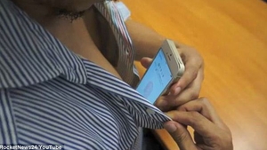 Ce se întâmplă când pui sfârcul pe un IPhone! Imaginile care îi vor face pe oameni să înnebunească