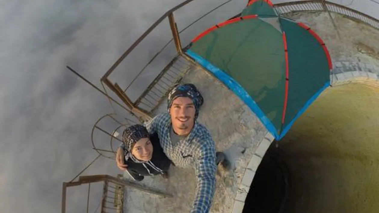 VIDEO! Cu cortul printre nori, în vârful unui coş de fum înalt de 254 de metri! Aventură nerecomandată turiştilor obişnuiţi