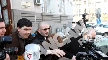 Eleva violata de la Jean Monnet are figuri de mare diva! A venit cu 4 smardoi cu figuri de bodyguarzi la tribunal care au bruscat pe toata lumea