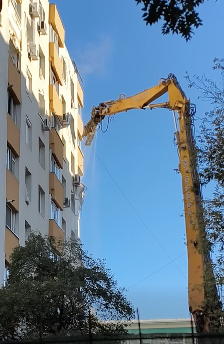 A început demolarea blocului afectat de explozia din Rahova. Primele imagini + planul autorităților