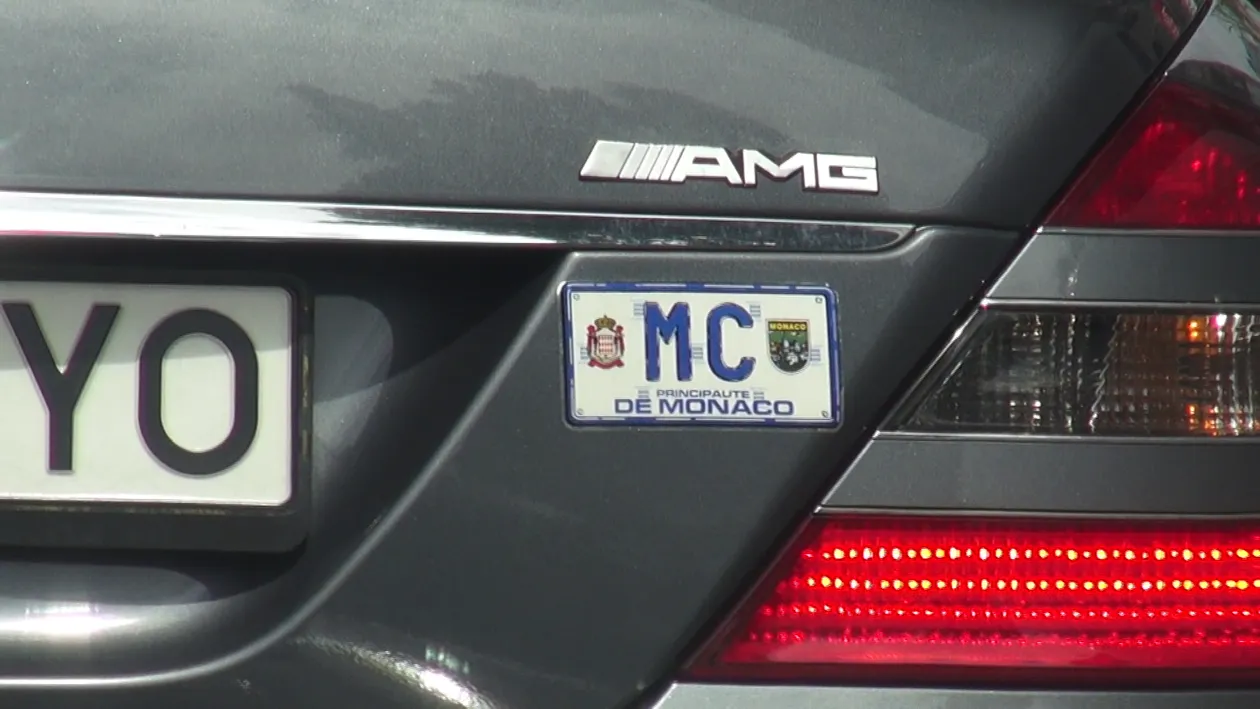 “Marie si Marioara, ti-ai tras bolid de Monte Carlo!?” Maria Buza si-a “tunat” masina cu insemnele “Principaute de Monaco”.