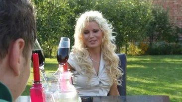 Blonda lui MRU traieste o adevarata drama. Mi-am prins sotul in timp ce-mi pipaia o ruda apropiata si se saruta cu ea