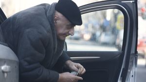 Am bani de dat, am datorii la pacanele. Lis pune leu pe leu si nu renunta la jocurile de noroc, iar Oana il sustine