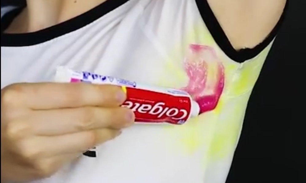 Conform acestui video viral, pasta de dinţi te ajută să scoţi petele de pe un tricou vec