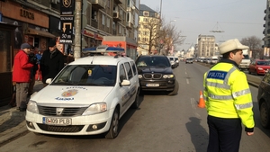 Fite sau accident? Vezi cine este femeia care a dat cu masina peste un agent de politie, in centrul Capitalei!
