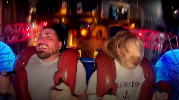 Un antrenor și-a pierdut dintele fals în timp ce se dădea într-un ciocan din parcul de distracții. Momentul a fost filmat și s-a petrecut înainte de nunta fratelui său | VIDEO