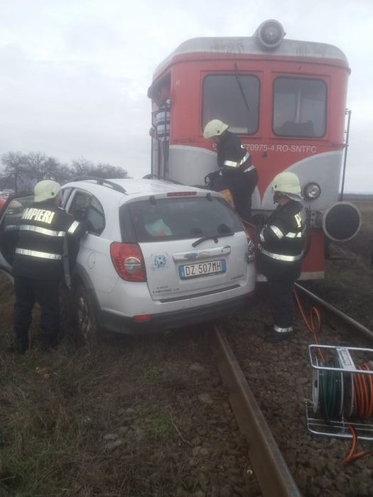 Mașină lovită de tren în județul Vâlcea. Traficul feroviar este blocat. FOTO