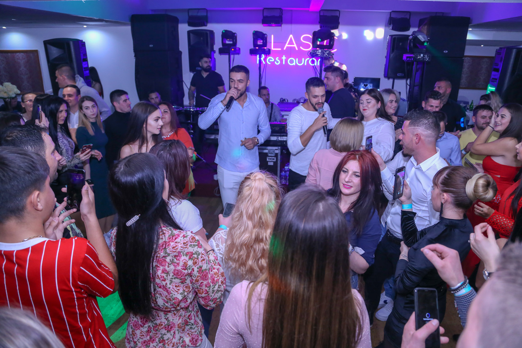 Culiță Sterp a dat recital la un eveniment, la Londra, unde a strâns, din dedicații, mii de lire (Foto: Marius Zmărăndescu)
