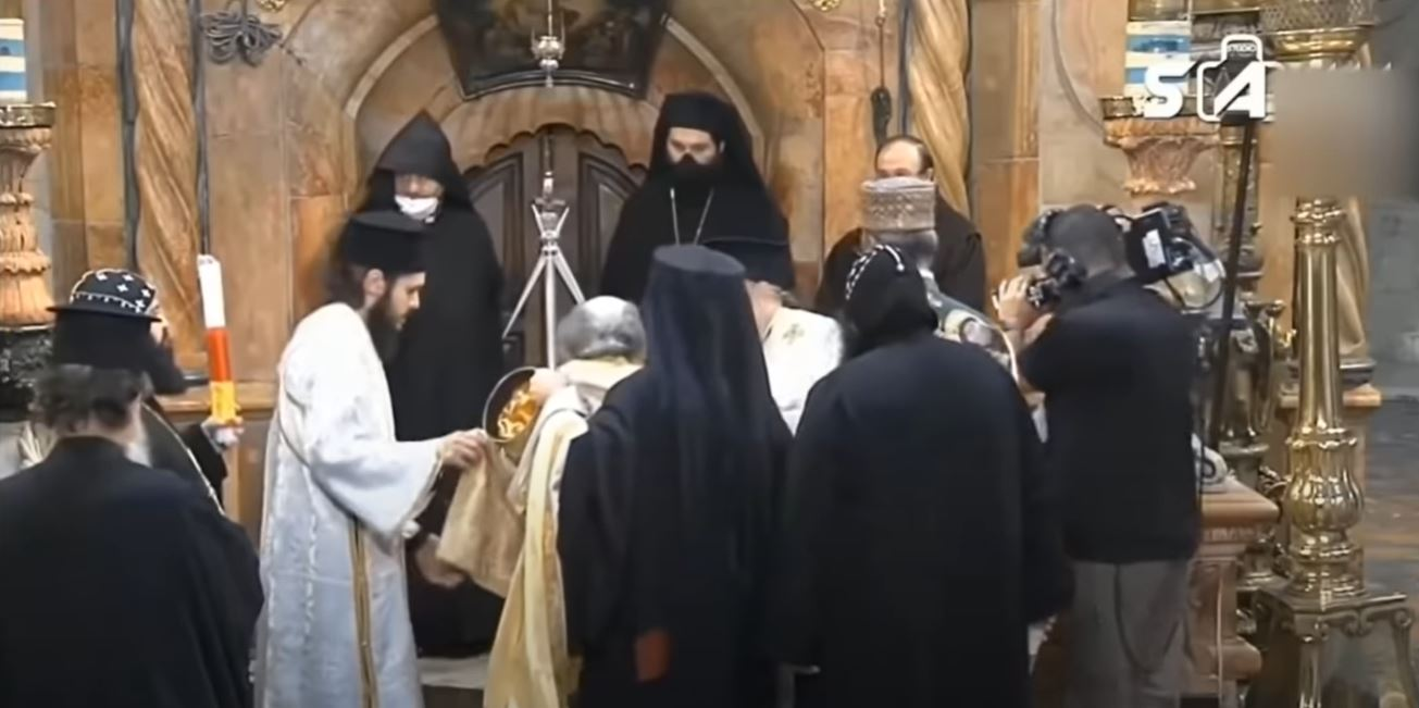Lumina Sfântă s-a aprins la Biserica Sfântului Mormânt, iar la câteva ore distanță, a ajuns și în România | VIDEO
