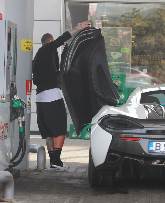 Denis Alibec a coborât în papuci la benzinărie ca să facă plinul McLaren-ului de 170.000 €