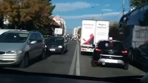 O ambulanță aflată în misiune a fost blocată în trafic la Târgu Jiu! Reacția șocantă a șoferilor