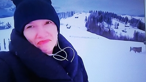 Lora s-a tăvălit de râs când a văzut-o pe Adela Popescu pe sanie, pe derdeluș: ”Leșin!”