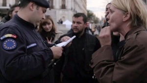 Jandarmii, ofensati de o piesă de teatru! Au vrut să amendeze actorii
