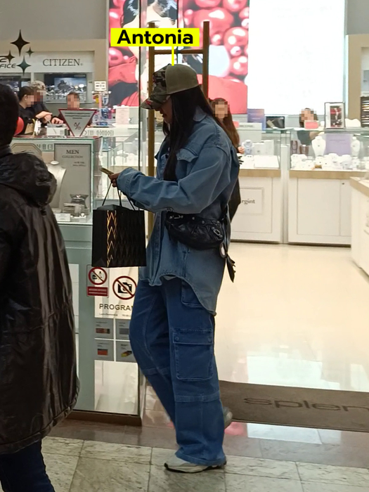 Antonia își verifică telefonul